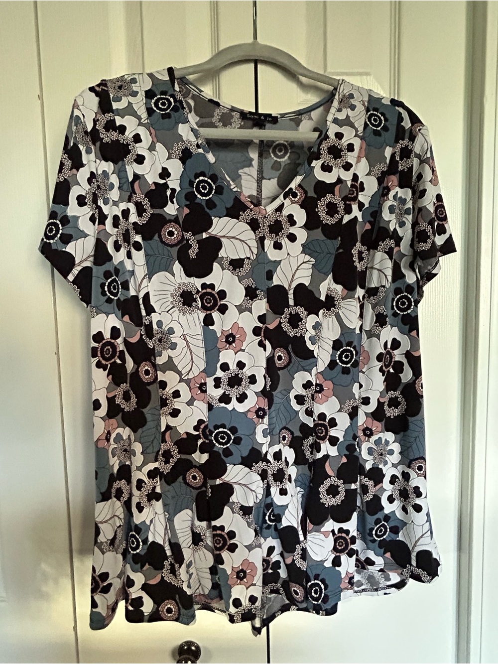 Sami & Jo Floral V-Neck Short Sleeve Top in Black, Gray & Pink